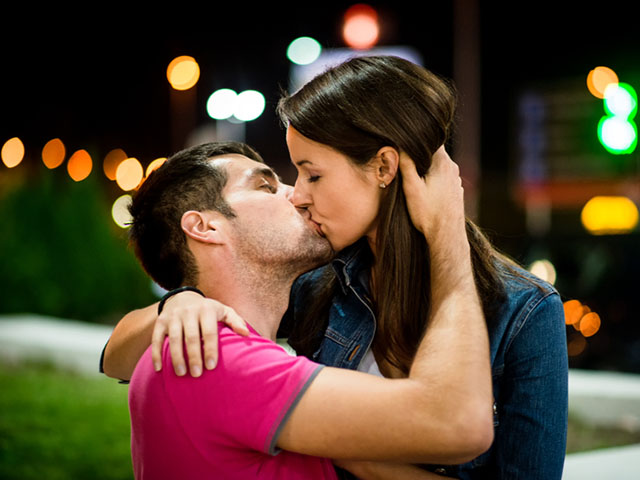 街中でキスするカップル