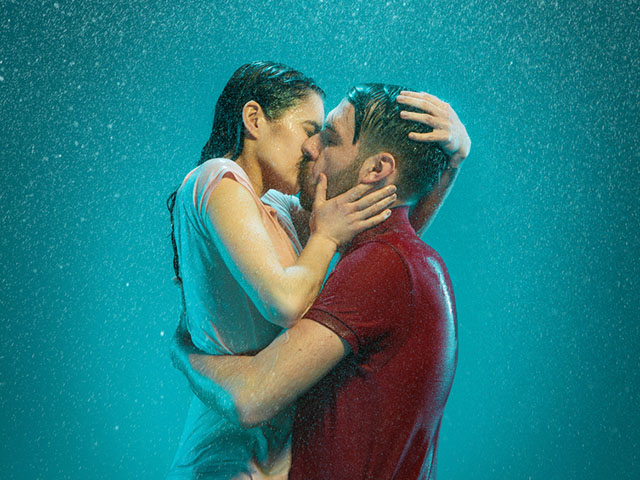 雨に濡れながら抱き合うカップル